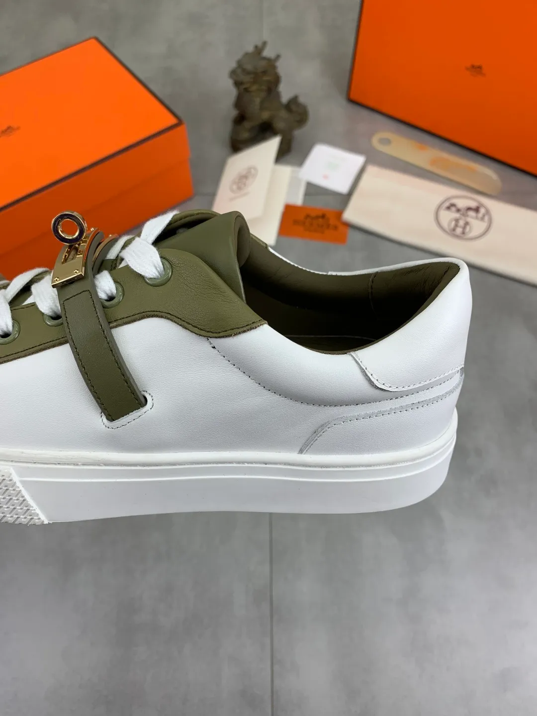 Men's men's shoes 💰P640 New Hermes top version Hermès classic couple style #𝐊𝐞𝐥𝐥𝐲 buckle casual white shoes skateboard shoes that will not conflict with shoes at all. Full of unknowns, Hermès rarely produces flat casual shoes and they are paired with classic palladium-plated Kelly shoe buckles! You'll fall in love with it at first sight. It's super versatile and can be worn with any skirt or pants. 🉑️Close your eyes and wear it. It's super noble. Fabric: Specific cowhide/canvas material. Lining: Sheepskin lining. Outsole: Original molded TPU outsole. Size: 35-45.